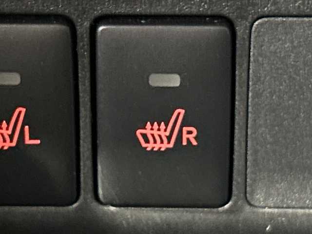 トヨタ ルーミー カスタムG－T 神奈川県 2020(令2)年 1.3万km ブラックマイカメタリック/ファイアークォーツレッドメタリック 純正9型SDナビゲーション【NSZT-Y68T】/AM FM フルセグ Bluetooth SD CD DVD/パノラマミックビューモニター/両側パワースライドドア/スマートアシスト/衝突回避支援ブレーキ機能/車線逸脱警報機能/衝突警報機能/ふらつき警報/ブレーキ制御付誤発進抑制機能/サイドビューランプ/先行車発進お知らせ機能/コーナーセンサー/アダプティブドライビングビーム/アダプティブクルーズコントロール/路側逸脱警報/標識認識機能/アイドリングストップ/ETC/電子パーキングブレーキ/オートホールド/前席シートヒーター/革巻きステアリング/ステアリングリモコン/前後ドライブレコーダー/純正フロアマット/純正15インチアルミホイル/LEDヘッドライト/オートライト/フォグランプ/電動格納ミラー/ウィンカーミラー/ドアバイザー/プッシュスタート/スマートキー