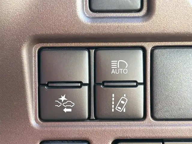 トヨタ エスクァイア Gi プレミアムパッケージ 愛媛県 2018(平30)年 7.9万km ブラック ALPINEビックX11型ナビ(Bluetooth/フルセグTV)/ALPINEフリップダウンモニター/バックカメラ/両側パワースライドドア/茶色ハーフレザーシート/シートヒーター/トヨタセーフティセンス/衝突被害軽減装置/車線逸脱防止装置/クルーズコントロール/LEDヘッドライト/オートライト/オートマチックハイビーム/ステアリングヒーター/ステアリングリモコン/HDMI入力端子/アイドリングストップ/現状サマー(純正AW)(195/65/R15)/YOKOHAMA BluEarth-ES ES32/禁煙車