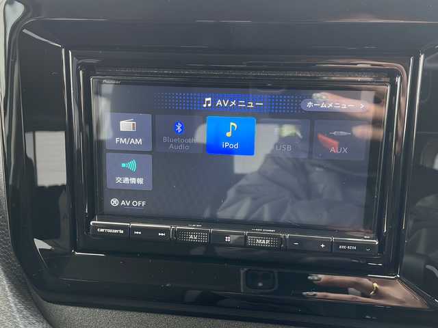 スズキ ソリオ バンディット HV MV 道東・釧路十勝 2024(令6)年 1.5万km ピュアホワイトP ・４WD/・社外SDナビ/（BT・ラジオ）/・バックカメラ/・両側パワースライドドア/・レーダークルーズコントロール/・スズキセーフティサポート/・ドライブレコーダー/・アイドリングストップ/・前席シートヒーター/・横滑り防止装置/・前後コーナーセンサー/・LEDヘッドライト/・レーンキープアシスト/・衝突被害軽減ブレーキ/・保証書/・取扱説明書