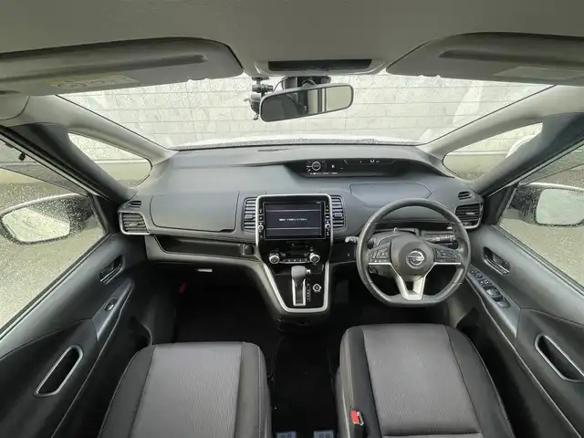 日産 セレナ ハイウェイスター Vセレクション 福岡県 2017(平29)年 3.9万km ブリリアントホワイトパール 純正9型SDナビ(フルセグTV/CD/DVD/BT)/エマージェンシーブレーキ/後席フリップダウンモニター/両側電動/クルコン/ドラレコ/ETC/純正LED/純正アルミホイール/プッシュスタート/スマートキー