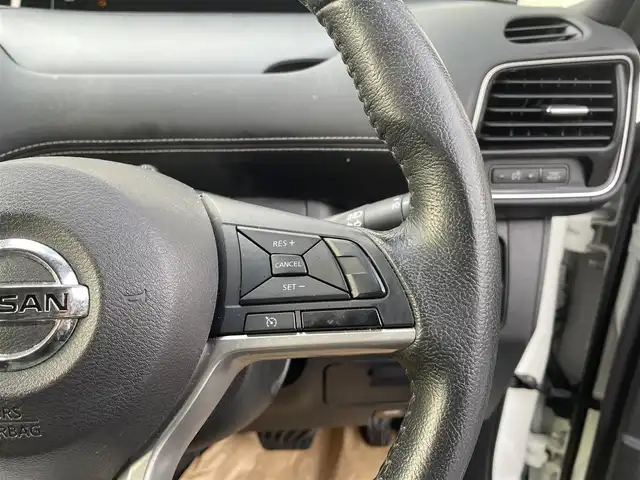 日産 セレナ ハイウェイスター Vセレクション 福岡県 2017(平29)年 3.9万km ブリリアントホワイトパール 純正9型SDナビ(フルセグTV/CD/DVD/BT)/エマージェンシーブレーキ/後席フリップダウンモニター/両側電動/クルコン/ドラレコ/ETC/純正LED/純正アルミホイール/プッシュスタート/スマートキー