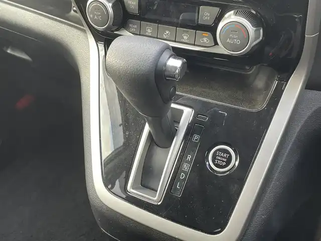 日産 セレナ ハイウェイスター Vセレクション 福岡県 2017(平29)年 3.9万km ブリリアントホワイトパール 純正9型SDナビ(フルセグTV/CD/DVD/BT)/エマージェンシーブレーキ/後席フリップダウンモニター/両側電動/クルコン/ドラレコ/ETC/純正LED/純正アルミホイール/プッシュスタート/スマートキー