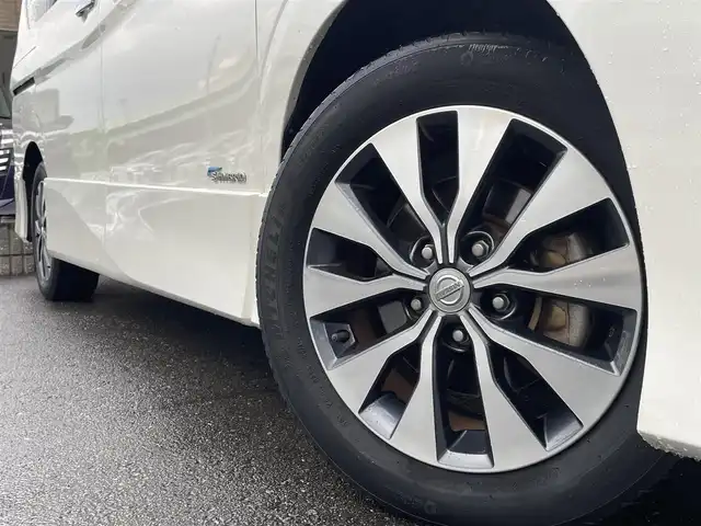 日産 セレナ ハイウェイスター Vセレクション 福岡県 2017(平29)年 3.9万km ブリリアントホワイトパール 純正9型SDナビ(フルセグTV/CD/DVD/BT)/エマージェンシーブレーキ/後席フリップダウンモニター/両側電動/クルコン/ドラレコ/ETC/純正LED/純正アルミホイール/プッシュスタート/スマートキー