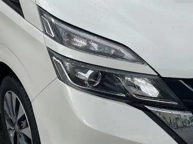 日産 セレナ ハイウェイスター Vセレクション 福岡県 2017(平29)年 3.9万km ブリリアントホワイトパール 純正9型SDナビ(フルセグTV/CD/DVD/BT)/エマージェンシーブレーキ/後席フリップダウンモニター/両側電動/クルコン/ドラレコ/ETC/純正LED/純正アルミホイール/プッシュスタート/スマートキー