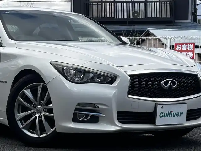 日産 スカイライン ハイブリッド 350GT 静岡県 2014(平26)年 5.7万km クリスタルホワイトパール ユーザー買取車両/純正HDDナビ【AM/FM/TV/BT/CD/iPod】/純正LEDヘッドライト/エンジンスタートボタン/MTモード付AT/クルーズコントロール/バックカメラ/ETC/USB入力端子/パワーシート/レザーシート/純正17インチAW/横滑り防止装置/コーナーセンサー/スマートキー/スペアキー×2/保証書/取扱説明書