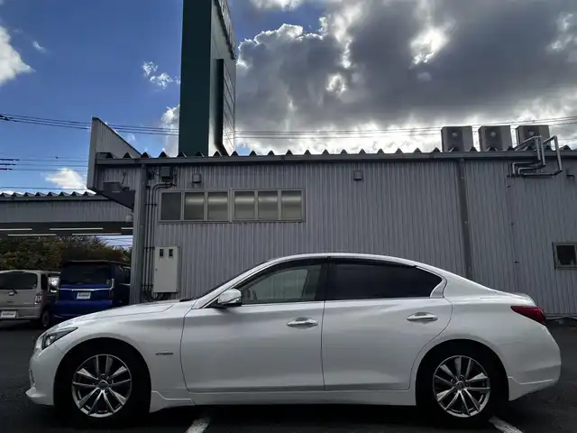日産 スカイライン ハイブリッド 350GT 静岡県 2014(平26)年 5.7万km クリスタルホワイトパール ユーザー買取車両/純正HDDナビ【AM/FM/TV/BT/CD/iPod】/純正LEDヘッドライト/エンジンスタートボタン/MTモード付AT/クルーズコントロール/バックカメラ/ETC/USB入力端子/パワーシート/レザーシート/純正17インチAW/横滑り防止装置/コーナーセンサー/スマートキー/スペアキー×2/保証書/取扱説明書