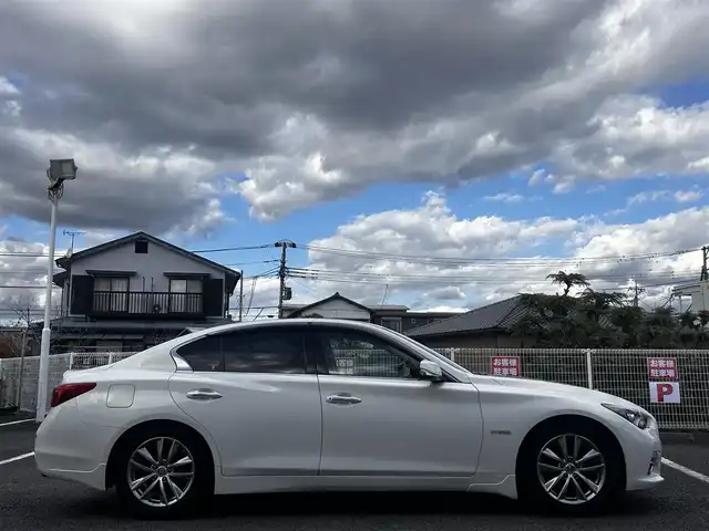 日産 スカイライン ハイブリッド 350GT 静岡県 2014(平26)年 5.7万km クリスタルホワイトパール ユーザー買取車両/純正HDDナビ【AM/FM/TV/BT/CD/iPod】/純正LEDヘッドライト/エンジンスタートボタン/MTモード付AT/クルーズコントロール/バックカメラ/ETC/USB入力端子/パワーシート/レザーシート/純正17インチAW/横滑り防止装置/コーナーセンサー/スマートキー/スペアキー×2/保証書/取扱説明書