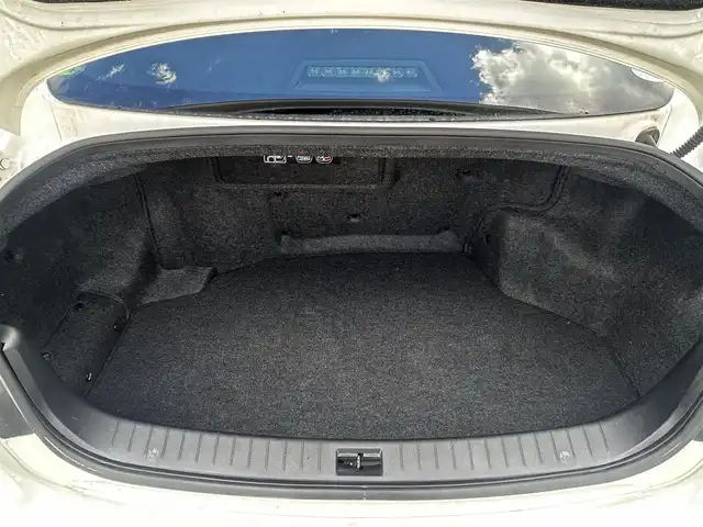 日産 スカイライン ハイブリッド 350GT 静岡県 2014(平26)年 5.7万km クリスタルホワイトパール ユーザー買取車両/純正HDDナビ【AM/FM/TV/BT/CD/iPod】/純正LEDヘッドライト/エンジンスタートボタン/MTモード付AT/クルーズコントロール/バックカメラ/ETC/USB入力端子/パワーシート/レザーシート/純正17インチAW/横滑り防止装置/コーナーセンサー/スマートキー/スペアキー×2/保証書/取扱説明書