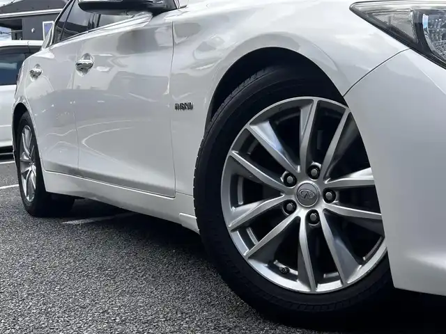 日産 スカイライン ハイブリッド 350GT 静岡県 2014(平26)年 5.7万km クリスタルホワイトパール ユーザー買取車両/純正HDDナビ【AM/FM/TV/BT/CD/iPod】/純正LEDヘッドライト/エンジンスタートボタン/MTモード付AT/クルーズコントロール/バックカメラ/ETC/USB入力端子/パワーシート/レザーシート/純正17インチAW/横滑り防止装置/コーナーセンサー/スマートキー/スペアキー×2/保証書/取扱説明書