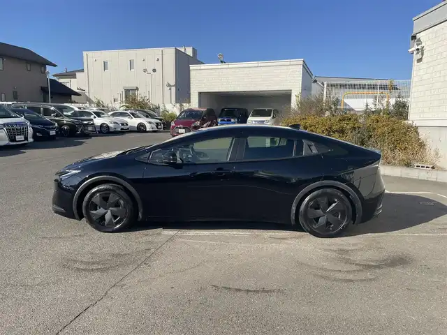 トヨタ プリウス U 神奈川県 2023(令5)年 2.2万km アティチュードブラックマイカ