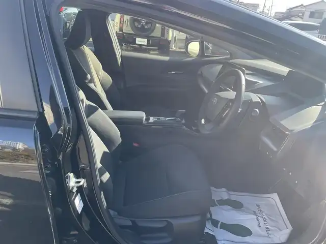 トヨタ プリウス U 神奈川県 2023(令5)年 2.2万km アティチュードブラックマイカ