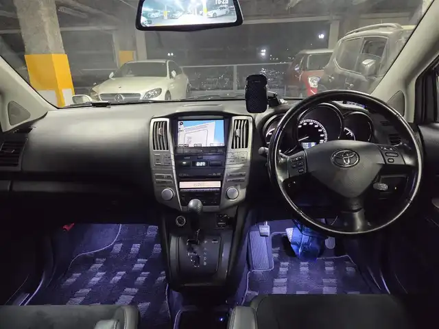 トヨタ ハリアー ハイブリッド L アルカンターラ プライムバージョン 愛媛県 2010(平22)年 8.1万km ホワイトパールクリスタルシャイン 4WD/ムーンルーフ/純正ナビ/フルセグTV/JBLプレミアムサウンドシステム/パワーバックドア/バックカメラ/クルーズコントロール/クリアランスソナー/バックソナー/ステアリング連動HIDヘッドランプ/オートライト/オートエアコン/革巻きステアリング/ステアリングスイッチ/革/アルカンターラコンビシート/前席パワーシート/純正18インチアルミホイール/スマートキー/プッシュエンジンスタート/イモビライザー/オートアラーム/禁煙車