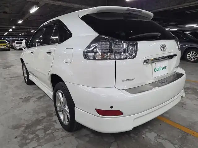 トヨタ ハリアー ハイブリッド L アルカンターラ プライムバージョン 愛媛県 2010(平22)年 8.1万km ホワイトパールクリスタルシャイン 4WD/ムーンルーフ/純正ナビ/フルセグTV/JBLプレミアムサウンドシステム/パワーバックドア/バックカメラ/クルーズコントロール/クリアランスソナー/バックソナー/ステアリング連動HIDヘッドランプ/オートライト/オートエアコン/革巻きステアリング/ステアリングスイッチ/革/アルカンターラコンビシート/前席パワーシート/純正18インチアルミホイール/スマートキー/プッシュエンジンスタート/イモビライザー/オートアラーム/禁煙車