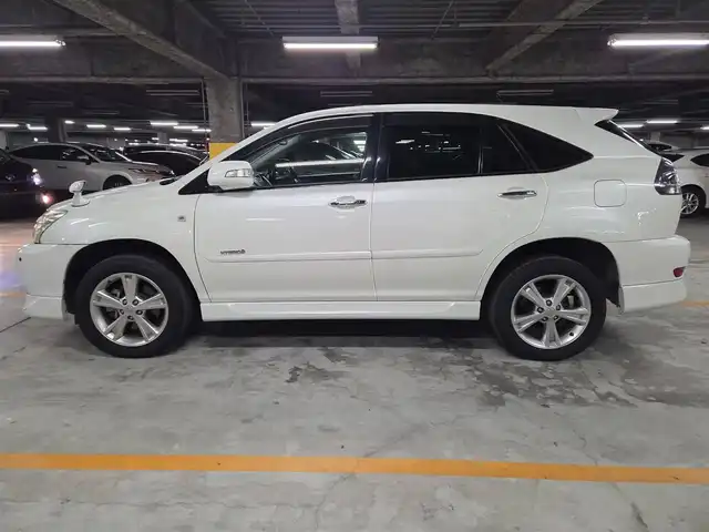 トヨタ ハリアー ハイブリッド L アルカンターラ プライムバージョン 愛媛県 2010(平22)年 8.1万km ホワイトパールクリスタルシャイン 4WD/ムーンルーフ/純正ナビ/フルセグTV/JBLプレミアムサウンドシステム/パワーバックドア/バックカメラ/クルーズコントロール/クリアランスソナー/バックソナー/ステアリング連動HIDヘッドランプ/オートライト/オートエアコン/革巻きステアリング/ステアリングスイッチ/革/アルカンターラコンビシート/前席パワーシート/純正18インチアルミホイール/スマートキー/プッシュエンジンスタート/イモビライザー/オートアラーム/禁煙車