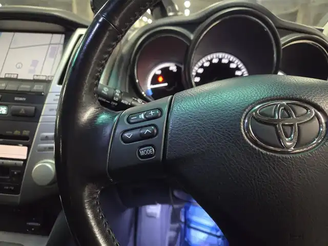 トヨタ ハリアー ハイブリッド L アルカンターラ プライムバージョン 愛媛県 2010(平22)年 8.1万km ホワイトパールクリスタルシャイン 4WD/ムーンルーフ/純正ナビ/フルセグTV/JBLプレミアムサウンドシステム/パワーバックドア/バックカメラ/クルーズコントロール/クリアランスソナー/バックソナー/ステアリング連動HIDヘッドランプ/オートライト/オートエアコン/革巻きステアリング/ステアリングスイッチ/革/アルカンターラコンビシート/前席パワーシート/純正18インチアルミホイール/スマートキー/プッシュエンジンスタート/イモビライザー/オートアラーム/禁煙車