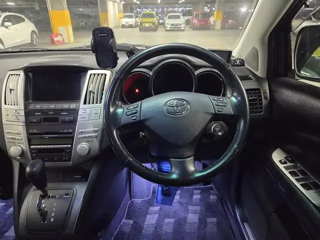 トヨタ ハリアー ハイブリッド L アルカンターラ プライムバージョン 愛媛県 2010(平22)年 8.1万km ホワイトパールクリスタルシャイン 4WD/ムーンルーフ/純正ナビ/フルセグTV/JBLプレミアムサウンドシステム/パワーバックドア/バックカメラ/クルーズコントロール/クリアランスソナー/バックソナー/ステアリング連動HIDヘッドランプ/オートライト/オートエアコン/革巻きステアリング/ステアリングスイッチ/革/アルカンターラコンビシート/前席パワーシート/純正18インチアルミホイール/スマートキー/プッシュエンジンスタート/イモビライザー/オートアラーム/禁煙車