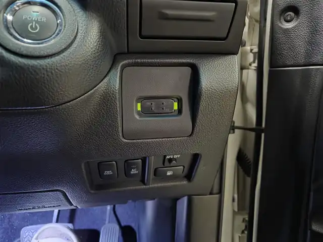 トヨタ ハリアー ハイブリッド L アルカンターラ プライムバージョン 愛媛県 2010(平22)年 8.1万km ホワイトパールクリスタルシャイン 4WD/ムーンルーフ/純正ナビ/フルセグTV/JBLプレミアムサウンドシステム/パワーバックドア/バックカメラ/クルーズコントロール/クリアランスソナー/バックソナー/ステアリング連動HIDヘッドランプ/オートライト/オートエアコン/革巻きステアリング/ステアリングスイッチ/革/アルカンターラコンビシート/前席パワーシート/純正18インチアルミホイール/スマートキー/プッシュエンジンスタート/イモビライザー/オートアラーム/禁煙車