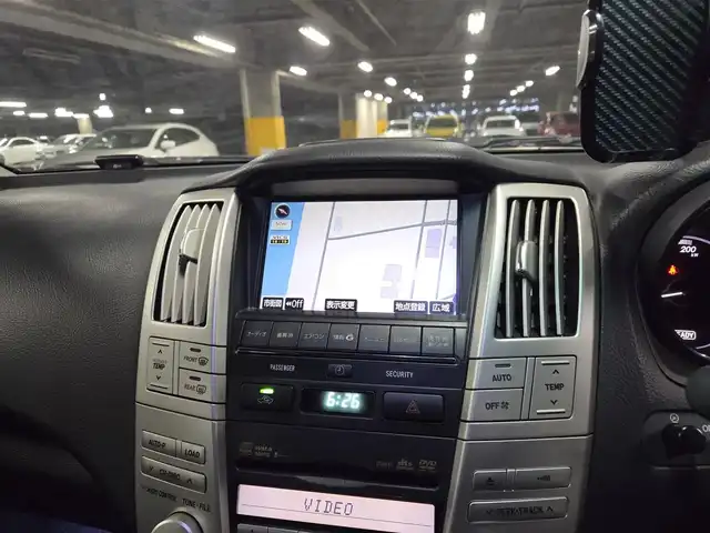 トヨタ ハリアー ハイブリッド L アルカンターラ プライムバージョン 愛媛県 2010(平22)年 8.1万km ホワイトパールクリスタルシャイン 4WD/ムーンルーフ/純正ナビ/フルセグTV/JBLプレミアムサウンドシステム/パワーバックドア/バックカメラ/クルーズコントロール/クリアランスソナー/バックソナー/ステアリング連動HIDヘッドランプ/オートライト/オートエアコン/革巻きステアリング/ステアリングスイッチ/革/アルカンターラコンビシート/前席パワーシート/純正18インチアルミホイール/スマートキー/プッシュエンジンスタート/イモビライザー/オートアラーム/禁煙車