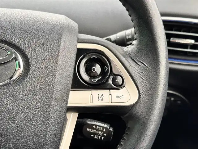 トヨタ プリウス A ツーリングセレクション 宮城県 2017(平29)年 5.4万km ホワイトパールクリスタルシャイン セーフティセンスP/・プリクラッシュセーフティ/・レーンディパーチャーアラート/・オートマチックハイビーム/・レーダークルーズコントロール/ブラインドスポットモニター/インテリジェントクリアランスソナー/シンプルインテリジェントパーキングアシスト/ヘッドアップディスプレイ/純正ナビ（NSZT-W66T）/・CD/DVD/・Bluetooth/・フルセグTV/バックカメラ/ドライブレコーダー/ビルトインETC2.0/GPSレーダー探知機（GWR-830sd）/合皮シート/シートヒーター/革巻きステアリング/ステアリングスイッチ/LEDヘッドランプ/フォグランプ/オートライト/スマートキー＆プッシュスタート/スペアキー1本/電動格納ミラー/純正17インチAW/純正フロアマット/純正ドアバイザー/W/サイド/カーテンエアバッグ