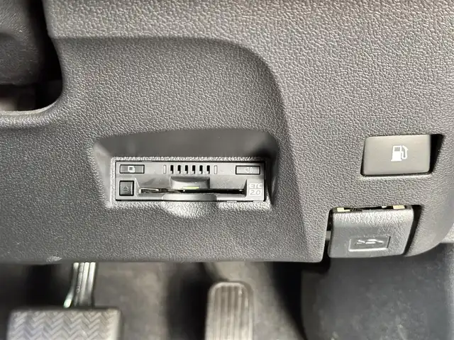 トヨタ プリウス A ツーリングセレクション 宮城県 2017(平29)年 5.4万km ホワイトパールクリスタルシャイン セーフティセンスP/・プリクラッシュセーフティ/・レーンディパーチャーアラート/・オートマチックハイビーム/・レーダークルーズコントロール/ブラインドスポットモニター/インテリジェントクリアランスソナー/シンプルインテリジェントパーキングアシスト/ヘッドアップディスプレイ/純正ナビ（NSZT-W66T）/・CD/DVD/・Bluetooth/・フルセグTV/バックカメラ/ドライブレコーダー/ビルトインETC2.0/GPSレーダー探知機（GWR-830sd）/合皮シート/シートヒーター/革巻きステアリング/ステアリングスイッチ/LEDヘッドランプ/フォグランプ/オートライト/スマートキー＆プッシュスタート/スペアキー1本/電動格納ミラー/純正17インチAW/純正フロアマット/純正ドアバイザー/W/サイド/カーテンエアバッグ