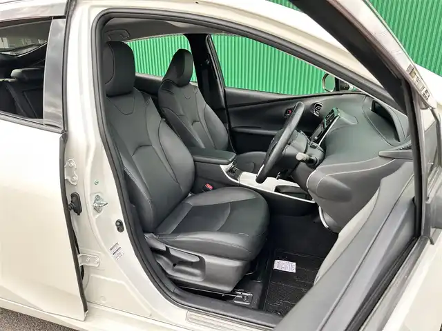 トヨタ プリウス A ツーリングセレクション 宮城県 2017(平29)年 5.4万km ホワイトパールクリスタルシャイン セーフティセンスP/・プリクラッシュセーフティ/・レーンディパーチャーアラート/・オートマチックハイビーム/・レーダークルーズコントロール/ブラインドスポットモニター/インテリジェントクリアランスソナー/シンプルインテリジェントパーキングアシスト/ヘッドアップディスプレイ/純正ナビ（NSZT-W66T）/・CD/DVD/・Bluetooth/・フルセグTV/バックカメラ/ドライブレコーダー/ビルトインETC2.0/GPSレーダー探知機（GWR-830sd）/合皮シート/シートヒーター/革巻きステアリング/ステアリングスイッチ/LEDヘッドランプ/フォグランプ/オートライト/スマートキー＆プッシュスタート/スペアキー1本/電動格納ミラー/純正17インチAW/純正フロアマット/純正ドアバイザー/W/サイド/カーテンエアバッグ