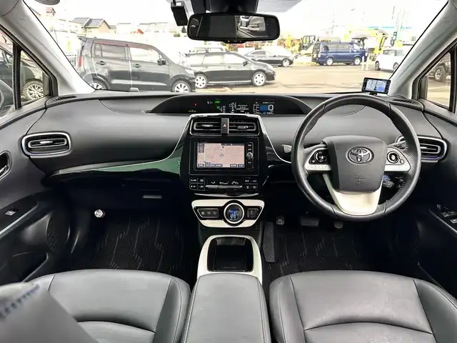 トヨタ プリウス A ツーリングセレクション 宮城県 2017(平29)年 5.4万km ホワイトパールクリスタルシャイン セーフティセンスP/・プリクラッシュセーフティ/・レーンディパーチャーアラート/・オートマチックハイビーム/・レーダークルーズコントロール/ブラインドスポットモニター/インテリジェントクリアランスソナー/シンプルインテリジェントパーキングアシスト/ヘッドアップディスプレイ/純正ナビ（NSZT-W66T）/・CD/DVD/・Bluetooth/・フルセグTV/バックカメラ/ドライブレコーダー/ビルトインETC2.0/GPSレーダー探知機（GWR-830sd）/合皮シート/シートヒーター/革巻きステアリング/ステアリングスイッチ/LEDヘッドランプ/フォグランプ/オートライト/スマートキー＆プッシュスタート/スペアキー1本/電動格納ミラー/純正17インチAW/純正フロアマット/純正ドアバイザー/W/サイド/カーテンエアバッグ