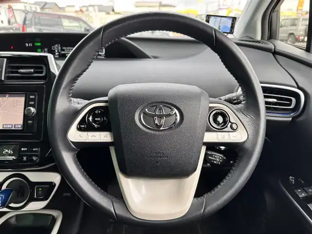 トヨタ プリウス A ツーリングセレクション 宮城県 2017(平29)年 5.4万km ホワイトパールクリスタルシャイン セーフティセンスP/・プリクラッシュセーフティ/・レーンディパーチャーアラート/・オートマチックハイビーム/・レーダークルーズコントロール/ブラインドスポットモニター/インテリジェントクリアランスソナー/シンプルインテリジェントパーキングアシスト/ヘッドアップディスプレイ/純正ナビ（NSZT-W66T）/・CD/DVD/・Bluetooth/・フルセグTV/バックカメラ/ドライブレコーダー/ビルトインETC2.0/GPSレーダー探知機（GWR-830sd）/合皮シート/シートヒーター/革巻きステアリング/ステアリングスイッチ/LEDヘッドランプ/フォグランプ/オートライト/スマートキー＆プッシュスタート/スペアキー1本/電動格納ミラー/純正17インチAW/純正フロアマット/純正ドアバイザー/W/サイド/カーテンエアバッグ