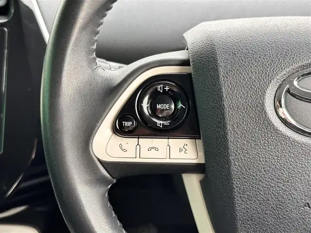 トヨタ プリウス A ツーリングセレクション 宮城県 2017(平29)年 5.4万km ホワイトパールクリスタルシャイン セーフティセンスP/・プリクラッシュセーフティ/・レーンディパーチャーアラート/・オートマチックハイビーム/・レーダークルーズコントロール/ブラインドスポットモニター/インテリジェントクリアランスソナー/シンプルインテリジェントパーキングアシスト/ヘッドアップディスプレイ/純正ナビ（NSZT-W66T）/・CD/DVD/・Bluetooth/・フルセグTV/バックカメラ/ドライブレコーダー/ビルトインETC2.0/GPSレーダー探知機（GWR-830sd）/合皮シート/シートヒーター/革巻きステアリング/ステアリングスイッチ/LEDヘッドランプ/フォグランプ/オートライト/スマートキー＆プッシュスタート/スペアキー1本/電動格納ミラー/純正17インチAW/純正フロアマット/純正ドアバイザー/W/サイド/カーテンエアバッグ