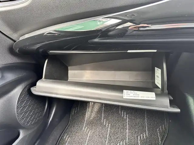 トヨタ プリウス A ツーリングセレクション 宮城県 2017(平29)年 5.4万km ホワイトパールクリスタルシャイン セーフティセンスP/・プリクラッシュセーフティ/・レーンディパーチャーアラート/・オートマチックハイビーム/・レーダークルーズコントロール/ブラインドスポットモニター/インテリジェントクリアランスソナー/シンプルインテリジェントパーキングアシスト/ヘッドアップディスプレイ/純正ナビ（NSZT-W66T）/・CD/DVD/・Bluetooth/・フルセグTV/バックカメラ/ドライブレコーダー/ビルトインETC2.0/GPSレーダー探知機（GWR-830sd）/合皮シート/シートヒーター/革巻きステアリング/ステアリングスイッチ/LEDヘッドランプ/フォグランプ/オートライト/スマートキー＆プッシュスタート/スペアキー1本/電動格納ミラー/純正17インチAW/純正フロアマット/純正ドアバイザー/W/サイド/カーテンエアバッグ