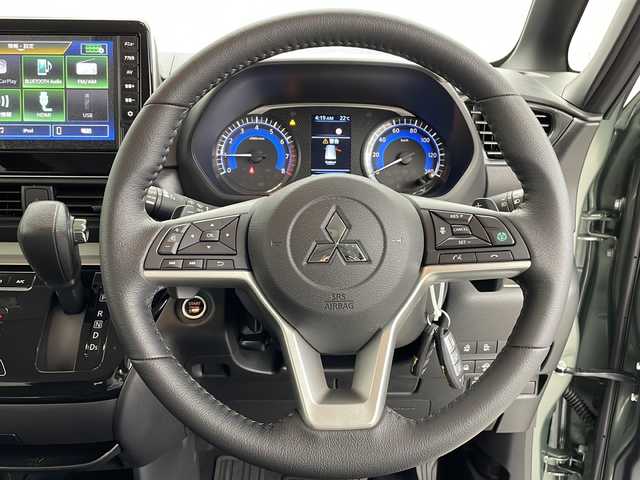 三菱 デリカミニ T プレミアム 千葉県 2025(令7)年 0.1万km未満 緑Ⅱ T　PREMIUM　4WD　9型ディスプレイオーディオ/禁煙車/純正９インチナビ/・Bluetooth/Apple Car Play/Android Auto/・全方位カメラ/デジタルインナーミラー/両側パワースライドドア/・モーションセンサー付/アダプティブクルーズコントロール/・衝突被害軽減ブレーキ/・レーンキープアシスト/・車線逸脱警報/・前後ソナーセンサー/・前後コーナーセンサー/・ダウンヒルアシスト/ステアリングリモコン/シートヒーター/・ステアリングヒーター/パドルシフト/純正アルミホイール/スマートキー/取説・保証書