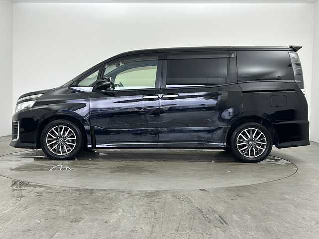 トヨタ ヴォクシー ZS 煌 兵庫県 2015(平27)年 10.7万km ブラック ・純正ナビ&TV&BT&CD&DVD&SD/・バックカメラ/・両側パワースライドドア/・ビルトインETC/・純正16インチアルミホイール/・純正フロアマット/・スマートキー/・横滑り防止/・LEDオートライト/・アイドリングストップ