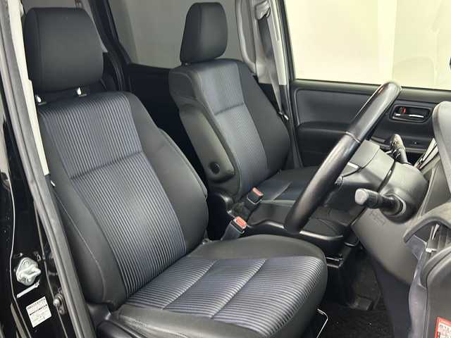 トヨタ ヴォクシー ZS 煌 兵庫県 2015(平27)年 10.7万km ブラック ・純正ナビ&TV&BT&CD&DVD&SD/・バックカメラ/・両側パワースライドドア/・ビルトインETC/・純正16インチアルミホイール/・純正フロアマット/・スマートキー/・横滑り防止/・LEDオートライト/・アイドリングストップ
