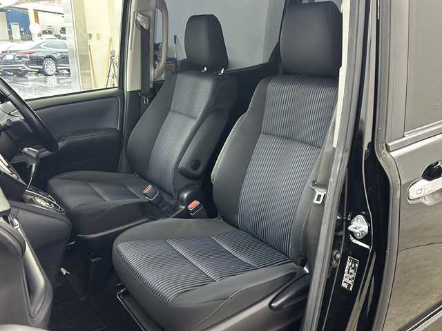 トヨタ ヴォクシー ZS 煌 兵庫県 2015(平27)年 10.7万km ブラック ・純正ナビ&TV&BT&CD&DVD&SD/・バックカメラ/・両側パワースライドドア/・ビルトインETC/・純正16インチアルミホイール/・純正フロアマット/・スマートキー/・横滑り防止/・LEDオートライト/・アイドリングストップ