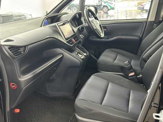 トヨタ ヴォクシー ZS 煌 兵庫県 2015(平27)年 10.7万km ブラック ・純正ナビ&TV&BT&CD&DVD&SD/・バックカメラ/・両側パワースライドドア/・ビルトインETC/・純正16インチアルミホイール/・純正フロアマット/・スマートキー/・横滑り防止/・LEDオートライト/・アイドリングストップ