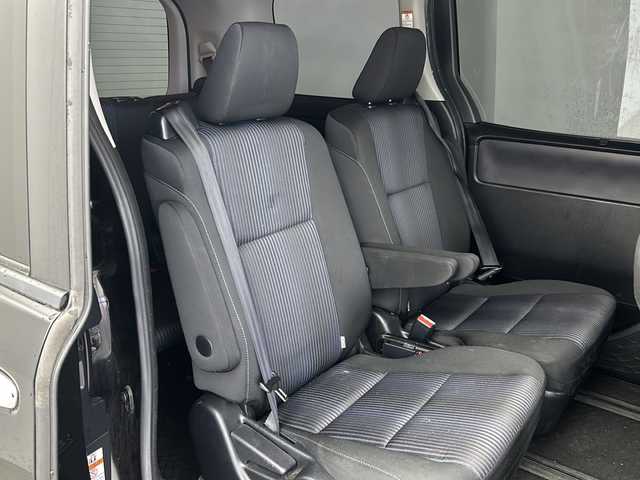 トヨタ ヴォクシー ZS 煌 兵庫県 2015(平27)年 10.7万km ブラック ・純正ナビ&TV&BT&CD&DVD&SD/・バックカメラ/・両側パワースライドドア/・ビルトインETC/・純正16インチアルミホイール/・純正フロアマット/・スマートキー/・横滑り防止/・LEDオートライト/・アイドリングストップ