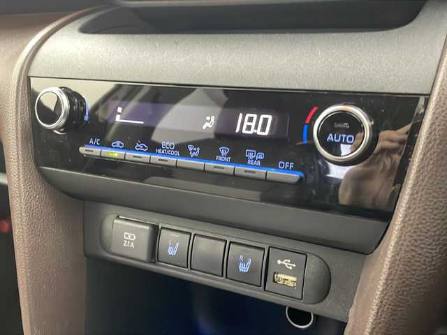 トヨタ ヤリスクロス Z 栃木県 2021(令3)年 3.4万km ベージュ 純正ナビ/AM FM  USB BT　Miracast/トヨタセーフティセンス/・レーンアシスト/・衝突軽減ブレーキ/・オートマチックハイビーム/・レーダークルーズコントロール/・ブラインドスポットモニター/全周囲カメラ/ドライブレコーダー/ETC2.0/ステアリングヒーター/コーナーセンサー/シートヒーター/オートエアコン/オートライト/LEDヘッドライト/電動格納ミラー/純正フロアマット/純正アルミホイール/スマートキー×2