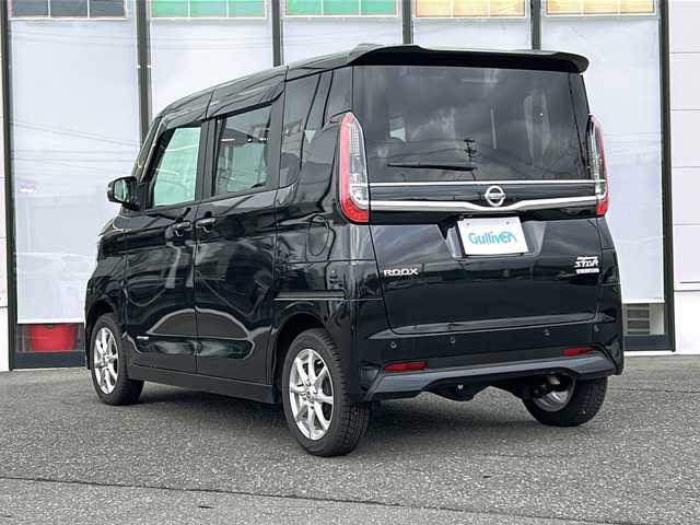 日産 ルークス ハイウェイスター X 山形県 2022(令4)年 0.6万km ブラック ４WD/純正ナビ/（CD/DVD/フルセグ)/衝突被害軽減システム/アラウンドビューモニター/ステアリングスイッチ/片側パワースライドドア/シートヒーター/スマートキー/純正アルミホイール/サマータイヤ車載溝6ミリ/純正フロアマット/レーンキープアシスト/横滑り防止装着/ドアバイザー/電動格納ミラー/LEDライト