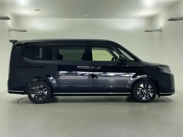 ホンダ ステップワゴン スパーダ 福井県 2024(令6)年 0.6万km クリスタルブラックパール 9型純正ナビ　/【AM/FM/CD/DVD/Bluetooth/フルセグ】/ホンダセンシング/-車線逸脱警報/-レーンキープアシスト/-BSM/-踏み間違い防止/-オートクルーズコントロール/全方位カメラ/両側パワースライドドア　/パワーバックドア　/ハーフレザーシート　/シートヒーター　/LEDライト/ETC/ドライブレコーダー前後