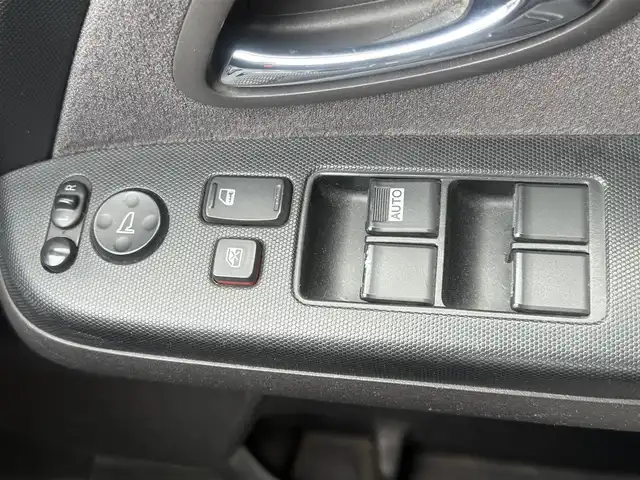 ホンダ ステップワゴン G LSパッケージ 東京都 2005(平17)年 14.2万km ムーンライズメタリック パワースライドドア（助手席側）/イージークローザー（運転席側）/HIDヘッドランプ/フロントフォグランプ/ボディ同色フロント/サイドシル/リア/リアアンダースポイラー/ボディ同色電動格納ドアミラー/ウィンカーミラー/プライバシーガラス/ミラー付サングラスボックス/ブラックインパネ加飾/ウレタン製ステアリングホイール/SRSエアバッグ（運転席/助手席）/オートエアコン/リアクーラー/シートリフター（運転席）/シートバックポケット（運転席側/助手席側）/6：4分割タンブルシート（2列目）/8人乗り/カーテシーランプ（リア）/イモビライザー/セキュリティアラーム/リモコンキー/オーディオ無/4スピーカー/親水/ヒーテッドドアミラー/フロントドア撥水ガラス/ETC/ECON/DVDプレーヤー/ドアバイザー