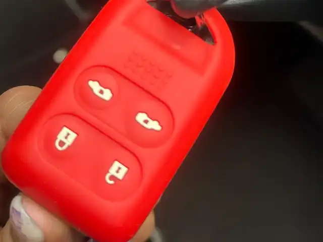 ホンダ ステップワゴン G LSパッケージ 東京都 2005(平17)年 14.2万km ムーンライズメタリック パワースライドドア（助手席側）/イージークローザー（運転席側）/HIDヘッドランプ/フロントフォグランプ/ボディ同色フロント/サイドシル/リア/リアアンダースポイラー/ボディ同色電動格納ドアミラー/ウィンカーミラー/プライバシーガラス/ミラー付サングラスボックス/ブラックインパネ加飾/ウレタン製ステアリングホイール/SRSエアバッグ（運転席/助手席）/オートエアコン/リアクーラー/シートリフター（運転席）/シートバックポケット（運転席側/助手席側）/6：4分割タンブルシート（2列目）/8人乗り/カーテシーランプ（リア）/イモビライザー/セキュリティアラーム/リモコンキー/オーディオ無/4スピーカー/親水/ヒーテッドドアミラー/フロントドア撥水ガラス/ETC/ECON/DVDプレーヤー/ドアバイザー