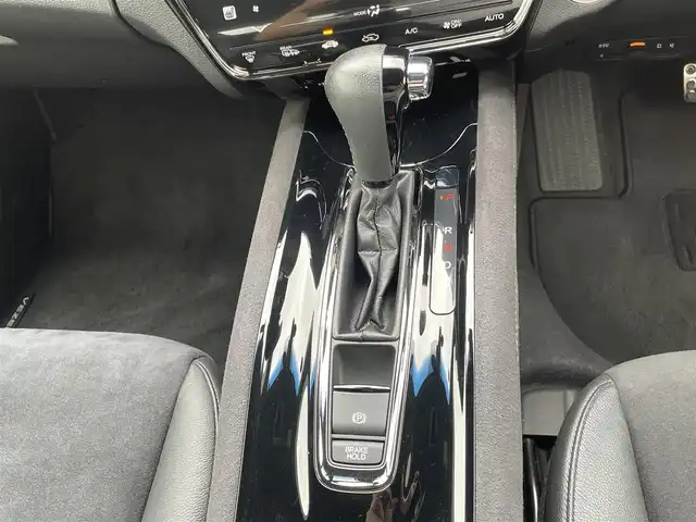 ホンダ ヴェゼル RS ホンダセンシング 山梨県 2016(平28)年 2.5万km ホワイトオーキッドパール ワンオーナー/純正メモリナビ(VXM-175VFi)/純正CD/DVD/SD/Bluetooth接続/フルセグTV/バックカメラ/ETC/前後ドライブレコーダー/前席シートヒーター/パドルシフト/ステアリングスイッチ/電動パーキングブレーキ/ブレーキホールド/スペアキー1本/取扱説明書/保証書