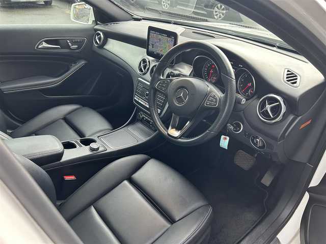 メルセデス・ベンツ ＧＬＡ２２０ 4マチック 道東・釧路十勝 2019(令1)年 6.2万km ポーラホワイト レーダーセーフティーパッケージ/　・ブラインドスポットアシスト/　・アクティブディスタンスアシストディストロニック/　・レーンキーピングアシスト/パノラミックスライディングルーフ/黒革/シートヒーター/純正ナビ/TV/CD/DVD/BT/USB/メモリ付きパワーシート/パワーバックドア/フットトランクオープナー/バックカメラ/純正ドライブレコーダー(前後)/パドルシフト/LEDヘッドライト/オートライト/フロント/リアフォグライト/純正18インチAW/ETC