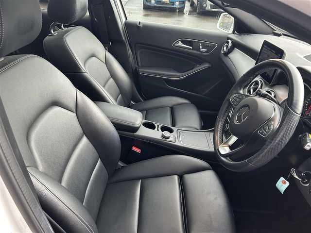 メルセデス・ベンツ ＧＬＡ２２０ 4マチック 道東・釧路十勝 2019(令1)年 6.2万km ポーラホワイト レーダーセーフティーパッケージ/　・ブラインドスポットアシスト/　・アクティブディスタンスアシストディストロニック/　・レーンキーピングアシスト/パノラミックスライディングルーフ/黒革/シートヒーター/純正ナビ/TV/CD/DVD/BT/USB/メモリ付きパワーシート/パワーバックドア/フットトランクオープナー/バックカメラ/純正ドライブレコーダー(前後)/パドルシフト/LEDヘッドライト/オートライト/フロント/リアフォグライト/純正18インチAW/ETC