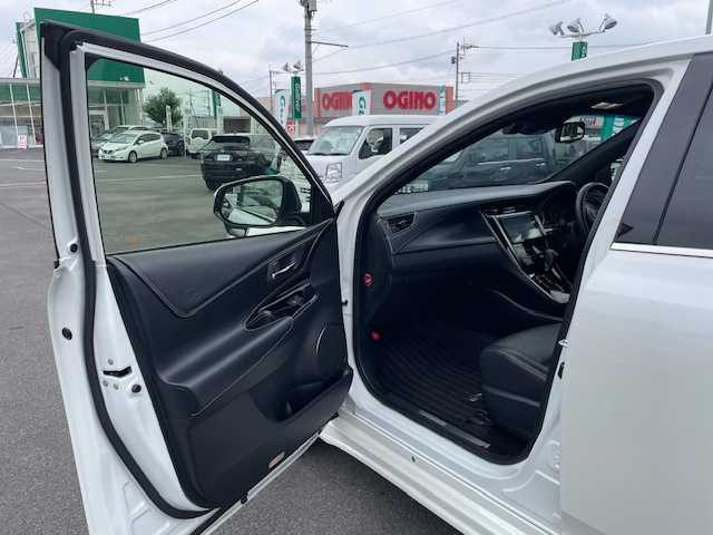 トヨタ ハリアー プレミアム スタイルノアール 静岡県 2019(令1)年 4.6万km ホワイトパールクリスタルシャイン ●純正ナビ/(フルセグ/CD/DVD/Bluetooth)/(NSZT-Y68T)/●ハーフレザーシート/●運転席パワーシート/●バックカメラ/●レーダークルーズコントロール/●衝突被害軽減システム/●レーンキープアシスト/●前後コーナーセンサー/●電動パーキングブレーキ/●オートブレーキホールド/●LEDライト＆フォグランプ/●オートライト/●オートマチックハイビーム/●革巻きステアリング/●ステアリングスイッチ/●ETC/●前方ドライブレコーダー/●電動リアゲート/●電動格納ウィンカーミラー/●ドアバイザー/●プッシュスタート/●スマートキー/●純正18インチアルミホイール/●W＋カーテンSRS＋ABS