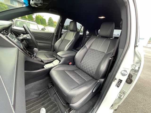 トヨタ ハリアー プレミアム スタイルノアール 静岡県 2019(令1)年 4.6万km ホワイトパールクリスタルシャイン ●純正ナビ/(フルセグ/CD/DVD/Bluetooth)/(NSZT-Y68T)/●ハーフレザーシート/●運転席パワーシート/●バックカメラ/●レーダークルーズコントロール/●衝突被害軽減システム/●レーンキープアシスト/●前後コーナーセンサー/●電動パーキングブレーキ/●オートブレーキホールド/●LEDライト＆フォグランプ/●オートライト/●オートマチックハイビーム/●革巻きステアリング/●ステアリングスイッチ/●ETC/●前方ドライブレコーダー/●電動リアゲート/●電動格納ウィンカーミラー/●ドアバイザー/●プッシュスタート/●スマートキー/●純正18インチアルミホイール/●W＋カーテンSRS＋ABS