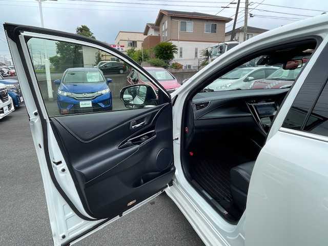 トヨタ ハリアー プレミアム スタイルノアール 静岡県 2019(令1)年 4.6万km ホワイトパールクリスタルシャイン ●純正ナビ/(フルセグ/CD/DVD/Bluetooth)/(NSZT-Y68T)/●ハーフレザーシート/●運転席パワーシート/●バックカメラ/●レーダークルーズコントロール/●衝突被害軽減システム/●レーンキープアシスト/●前後コーナーセンサー/●電動パーキングブレーキ/●オートブレーキホールド/●LEDライト＆フォグランプ/●オートライト/●オートマチックハイビーム/●革巻きステアリング/●ステアリングスイッチ/●ETC/●前方ドライブレコーダー/●電動リアゲート/●電動格納ウィンカーミラー/●ドアバイザー/●プッシュスタート/●スマートキー/●純正18インチアルミホイール/●W＋カーテンSRS＋ABS