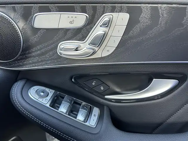 メルセデス・ベンツ ＧＬＣ２２０ d 4マチック AMGライン 鹿児島県 2022(令4)年 3.5万km ダイヤモンドホワイト 純正ナビ/フルセグTV/Bluetoothオーディオ/全方位カメラ/前後ドライブレコーダー/ETC/ハーフレザーシート/全席シートヒーター/前席パワーシート/ブラインドスポットモニター/レーンキープ アシスト/衝突軽減ブレーキ/パワーテールゲート/パノラミックスライディングルーフ/保証書/取扱説明書/スペアキー1本