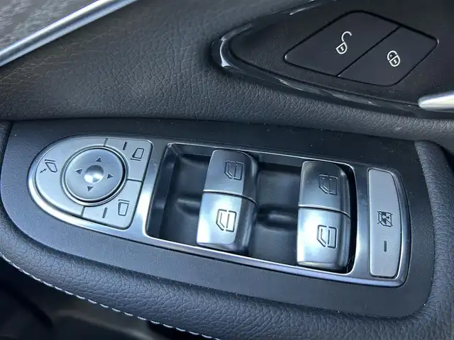 メルセデス・ベンツ ＧＬＣ２２０ d 4マチック AMGライン 鹿児島県 2022(令4)年 3.5万km ダイヤモンドホワイト 純正ナビ/フルセグTV/Bluetoothオーディオ/全方位カメラ/前後ドライブレコーダー/ETC/ハーフレザーシート/全席シートヒーター/前席パワーシート/ブラインドスポットモニター/レーンキープ アシスト/衝突軽減ブレーキ/パワーテールゲート/パノラミックスライディングルーフ/保証書/取扱説明書/スペアキー1本