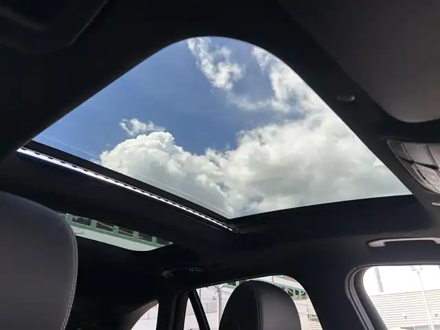 メルセデス・ベンツ ＧＬＣ２２０ d 4マチック AMGライン 鹿児島県 2022(令4)年 3.5万km ダイヤモンドホワイト 純正ナビ/フルセグTV/Bluetoothオーディオ/全方位カメラ/前後ドライブレコーダー/ETC/ハーフレザーシート/全席シートヒーター/前席パワーシート/ブラインドスポットモニター/レーンキープ アシスト/衝突軽減ブレーキ/パワーテールゲート/パノラミックスライディングルーフ/保証書/取扱説明書/スペアキー1本