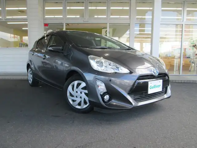 トヨタ アクア S 千葉県 2015(平27)年 9.2万km グレーメタリック 純正SDナビ、フルセグTV(キャンセラー有)/バックカメラ/純正オーディオ【DVD/CD/BT/SD】/プッシュスタート/ヘッドライトレベライザー/フォグランプ/横滑り防止装置/前後コーナーセンサー/ルームミラー型前方ドライブレコーダー/ビルトインETC、スペアキー/取扱説明書/ナビ取扱説明書/新車時保証書
